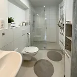 Vollmoebliertes Mit Balkon * Σίντελφινγκεν