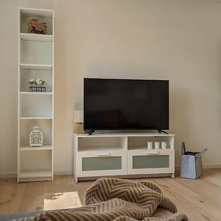 Vollmoebliertes Mit Balkon Apartment